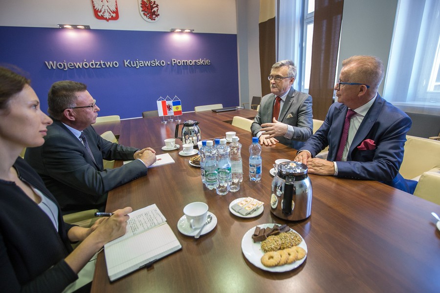 Wicemarszałek Zbigniew Ostrowski na spotkaniu z ambasadorem i konsulem Mołdawii fot. Szymon Zdziebło/ Tarantoga.pl