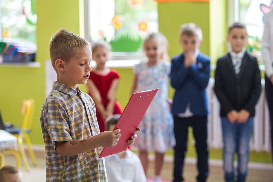 Spotkanie marszałka Piotra Całbeckiego z dziećmi z przedszkola Zielony Zakątek w Unisławiu, fot. Szymon Zdziebło/Tarantoga.pl