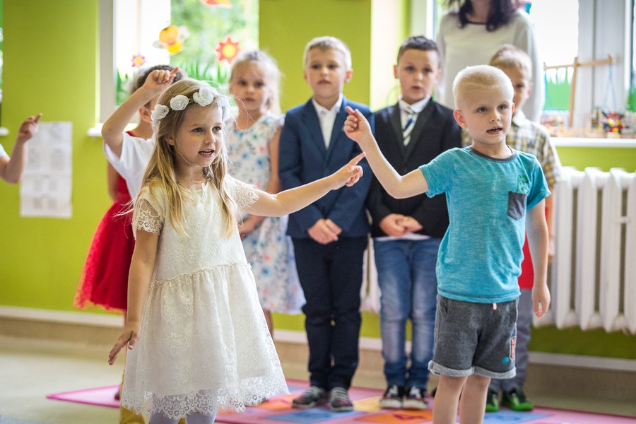 Spotkanie marszałka Piotra Całbeckiego z dziećmi z przedszkola Zielony Zakątek w Unisławiu, fot. Szymon Zdziebło/Tarantoga.pl