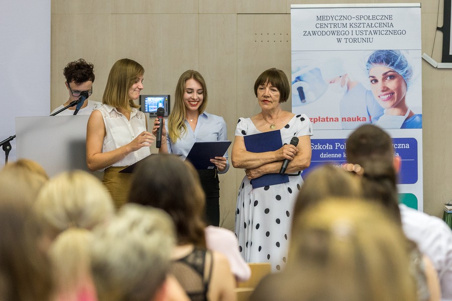 Uroczyste zakończenie roku szkolnego w Medyczno-Społecznym Centrum Kształcenia Zawodowego i Ustawicznego w Toruniu odbyło się w czwartek (21 czerwca) w Urzędzie Marszałkowskim, fot. Szymon Zdziebło/Tarantoga.pl