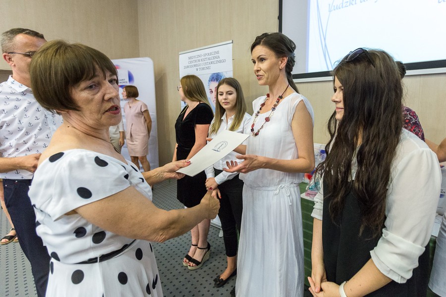 Uroczyste zakończenie roku szkolnego w Medyczno-Społecznym Centrum Kształcenia Zawodowego i Ustawicznego w Toruniu odbyło się w czwartek (21 czerwca) w Urzędzie Marszałkowskim, fot. Szymon Zdziebło/Tarantoga.pl