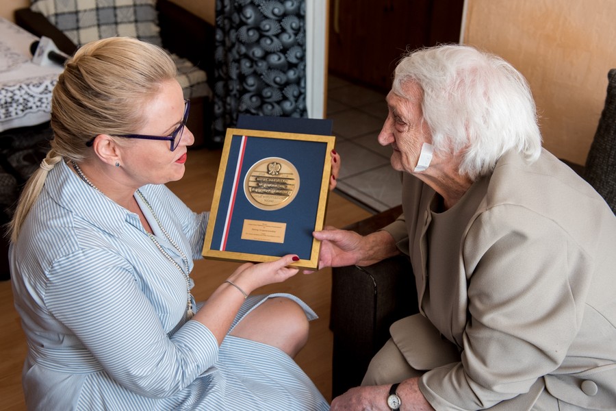 Wizyta członek zarządu województwa Anety Jędrzejewskiej u Heleny Grzywaczewskiej, fot. Łukasz Piecyk