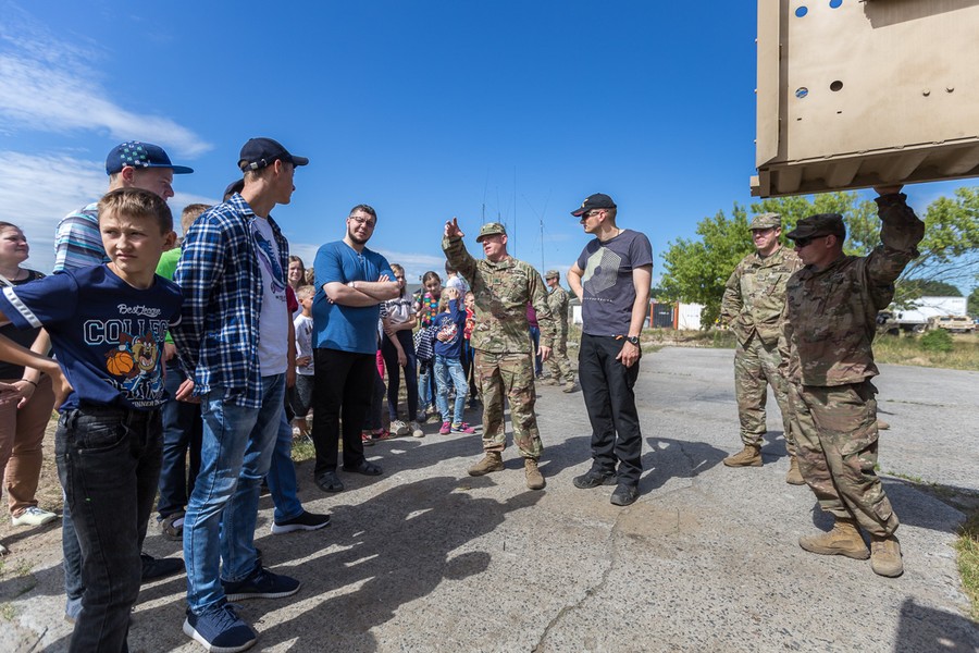 Spotkanie młodzieży z żołnierzami z USA na toruńskim poligonie, fot. Szymon Zdziebło/Tarantoga.pl