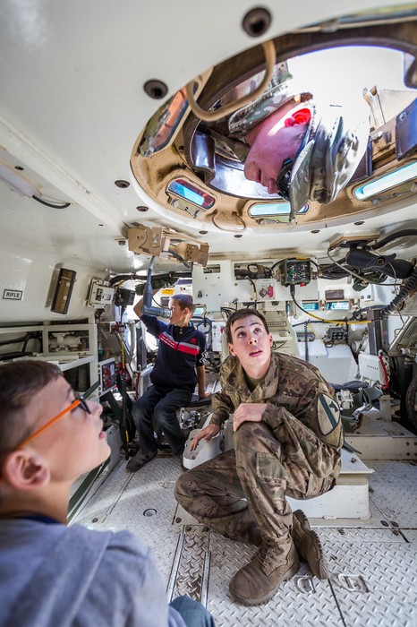 Spotkanie młodzieży z żołnierzami z USA na toruńskim poligonie, fot. Szymon Zdziebło/Tarantoga.pl