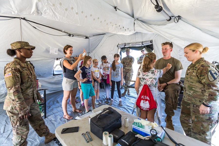 Spotkanie młodzieży z żołnierzami z USA na toruńskim poligonie, fot. Szymon Zdziebło/Tarantoga.pl