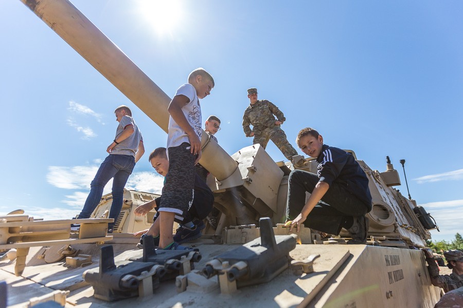 Spotkanie młodzieży z żołnierzami z USA na toruńskim poligonie, fot. Szymon Zdziebło/Tarantoga.pl