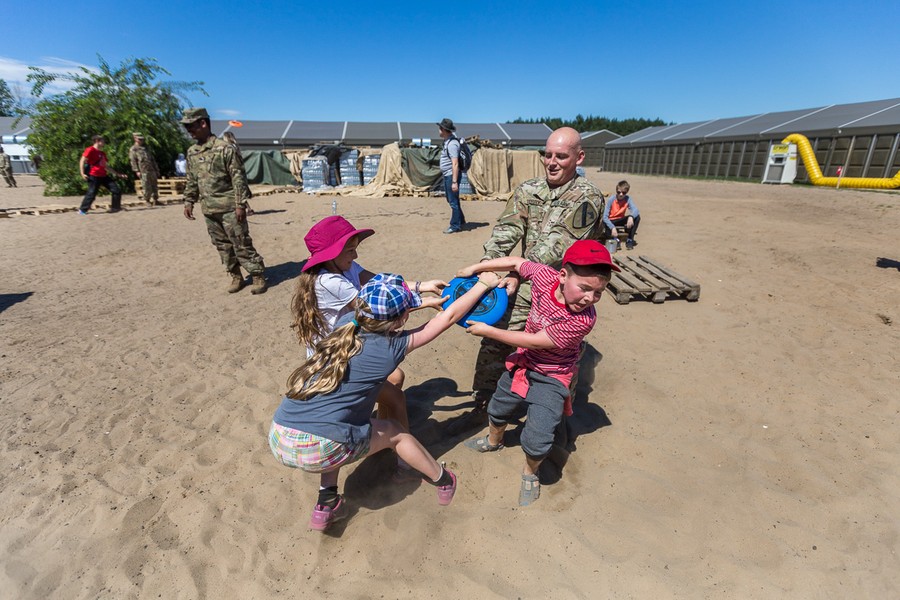 Spotkanie młodzieży z żołnierzami z USA na toruńskim poligonie, fot. Szymon Zdziebło/Tarantoga.pl