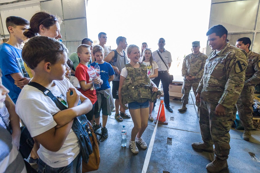Spotkanie młodzieży z żołnierzami z USA na toruńskim poligonie, fot. Szymon Zdziebło/Tarantoga.pl