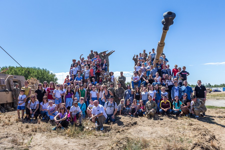 Spotkanie młodzieży z żołnierzami z USA na toruńskim poligonie, fot. Szymon Zdziebło/Tarantoga.pl