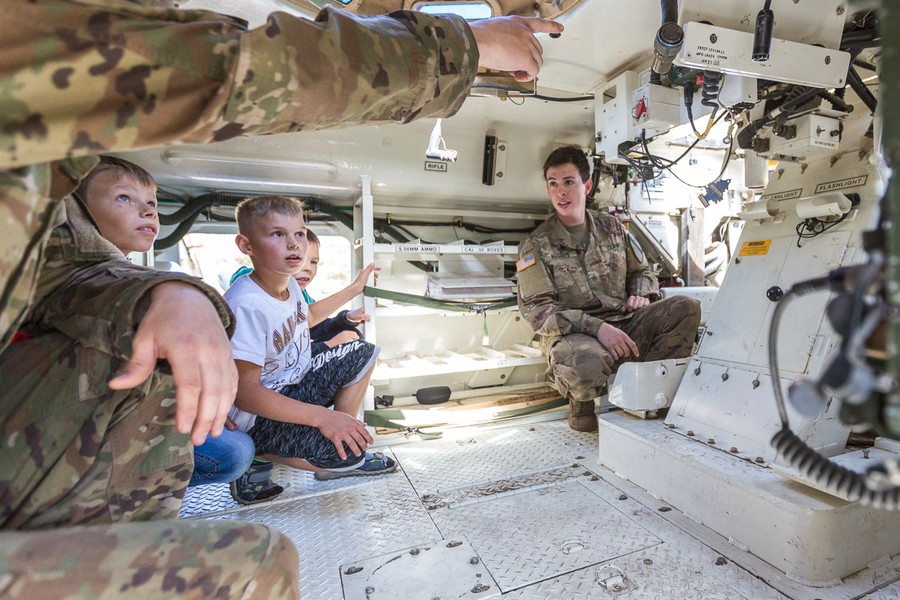 Spotkanie młodzieży z żołnierzami z USA na toruńskim poligonie, fot. Szymon Zdziebło/Tarantoga.pl