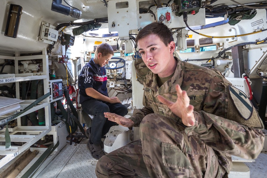 Spotkanie młodzieży z żołnierzami z USA na toruńskim poligonie, fot. Szymon Zdziebło/Tarantoga.pl