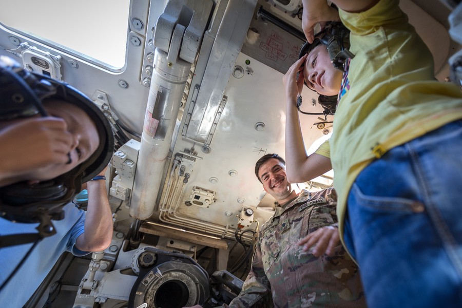 Spotkanie młodzieży z żołnierzami z USA na toruńskim poligonie, fot. Szymon Zdziebło/Tarantoga.pl