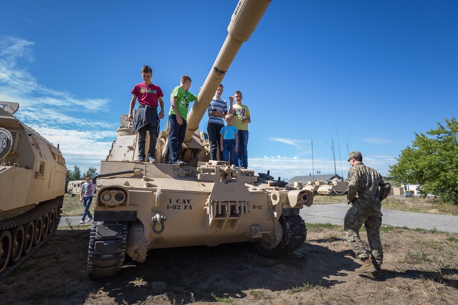 Spotkanie młodzieży z żołnierzami z USA na toruńskim poligonie, fot. Szymon Zdziebło/Tarantoga.pl