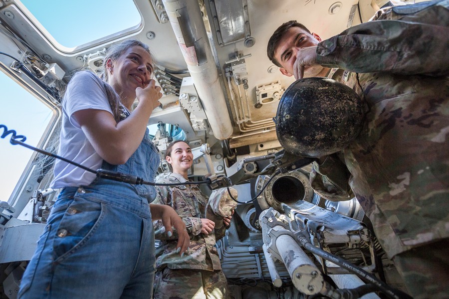Spotkanie młodzieży z żołnierzami z USA na toruńskim poligonie, fot. Szymon Zdziebło/Tarantoga.pl