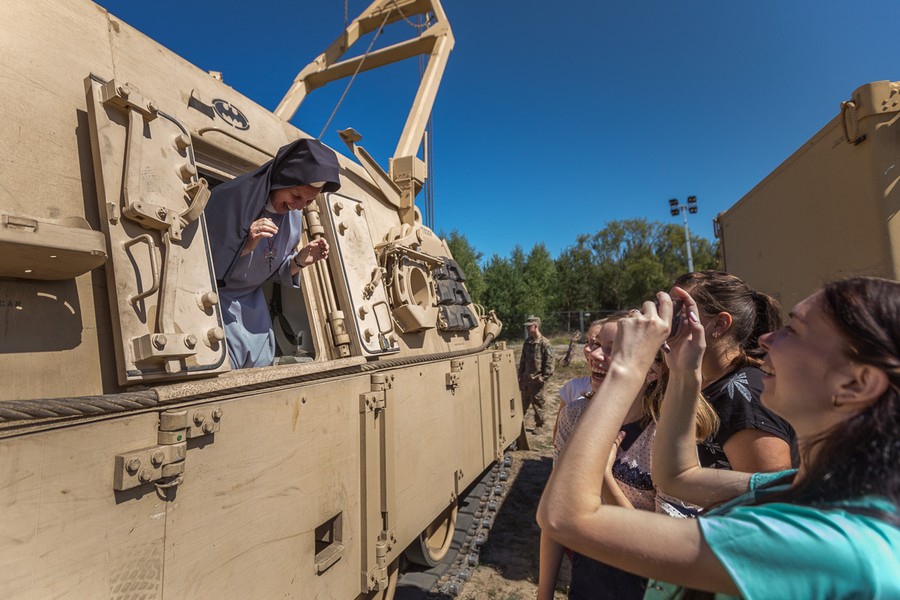 Spotkanie młodzieży z żołnierzami z USA na toruńskim poligonie, fot. Szymon Zdziebło/Tarantoga.pl