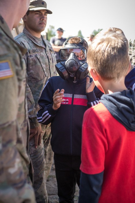 Spotkanie młodzieży z żołnierzami z USA na toruńskim poligonie, fot. Szymon Zdziebło/Tarantoga.pl