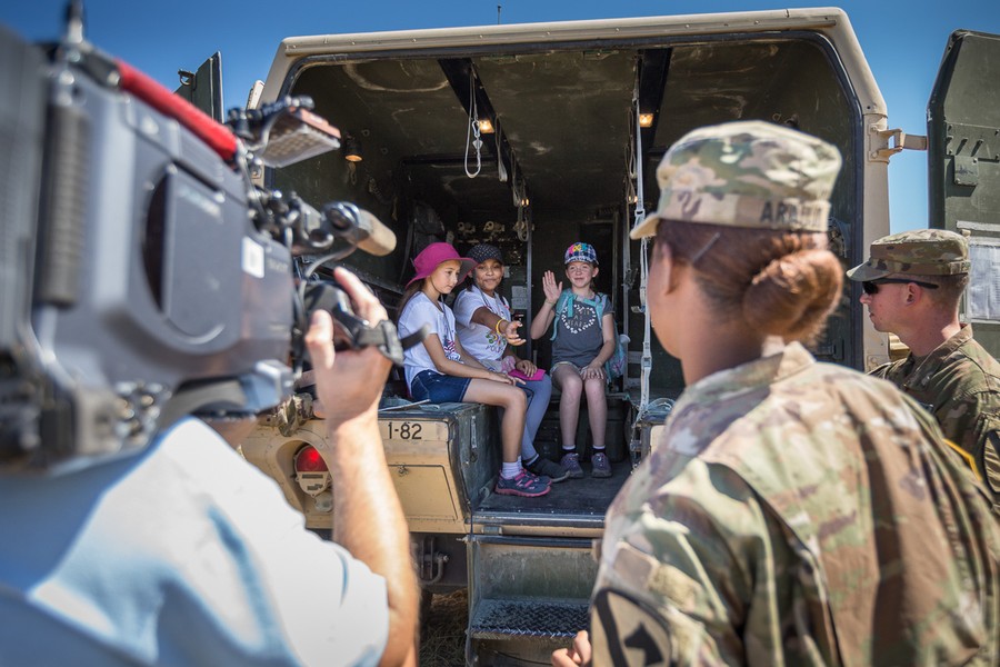 Spotkanie młodzieży z żołnierzami z USA na toruńskim poligonie, fot. Szymon Zdziebło/Tarantoga.pl