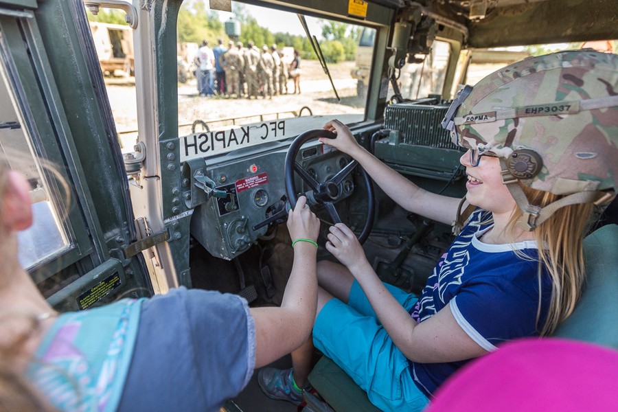 Spotkanie młodzieży z żołnierzami z USA na toruńskim poligonie, fot. Szymon Zdziebło/Tarantoga.pl