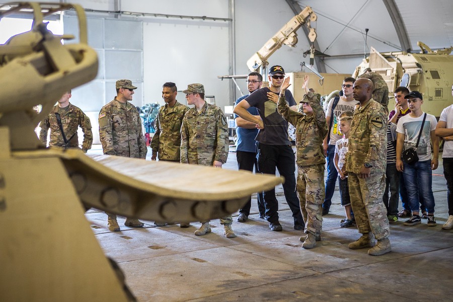 Spotkanie młodzieży z żołnierzami z USA na toruńskim poligonie, fot. Szymon Zdziebło/Tarantoga.pl