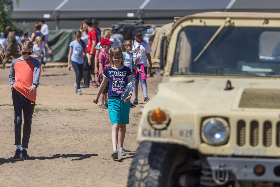 Spotkanie młodzieży z żołnierzami z USA na toruńskim poligonie, fot. Szymon Zdziebło/Tarantoga.pl