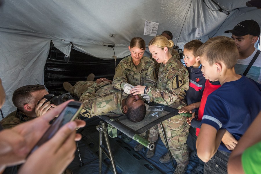 Spotkanie młodzieży z żołnierzami z USA na toruńskim poligonie, fot. Szymon Zdziebło/Tarantoga.pl