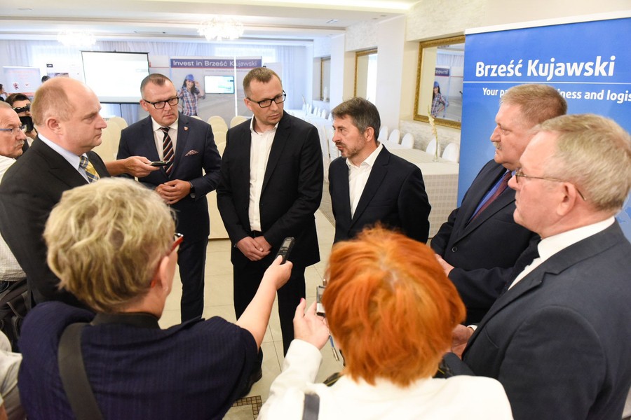 Rozpoczynające inwestycję LPP w Brześciu Kujawskim spotkanie kierownictwa grupy oraz samorządowych władz województwa, powiatu i gminy z dziennikarzami, fot. Łukasz Piecyk dla UMWKP