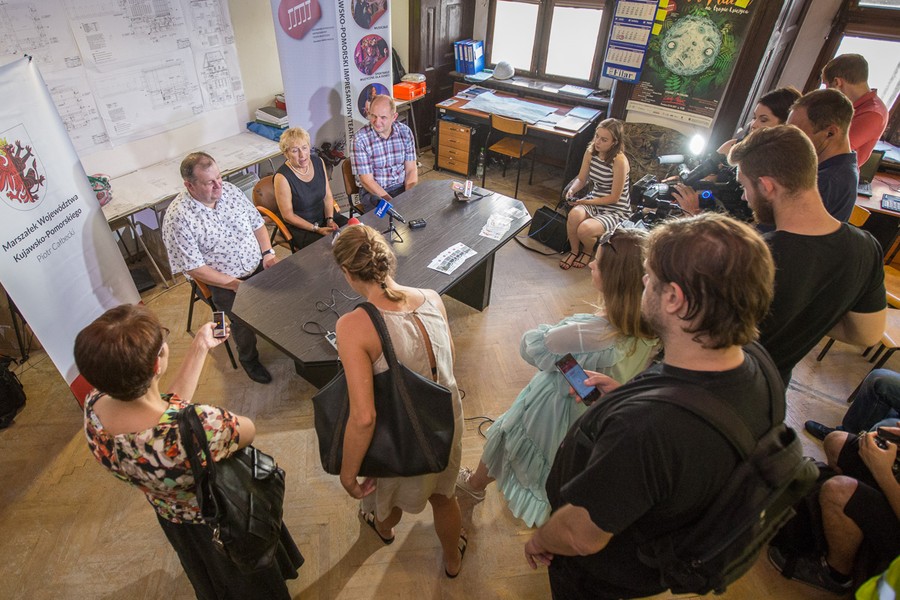 Wizyta marszałka Piotra Całbeckiego w przebudowywanym pałacu Dąmbskich, fot. Szymon Zdziebło/tarantoga.pl