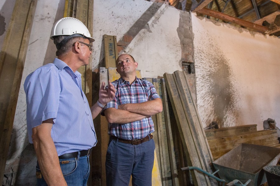 Wizyta marszałka Piotra Całbeckiego w przebudowywanym pałacu Dąmbskich, fot. Szymon Zdziebło/tarantoga.pl