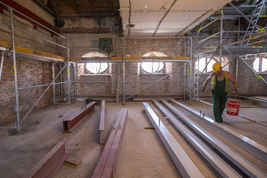 Wizyta marszałka Piotra Całbeckiego w przebudowywanym pałacu Dąmbskich, fot. Szymon Zdziebło/tarantoga.pl