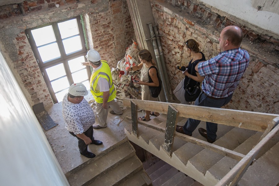 Wizyta marszałka Piotra Całbeckiego w przebudowywanym pałacu Dąmbskich, fot. Szymon Zdziebło/tarantoga.pl