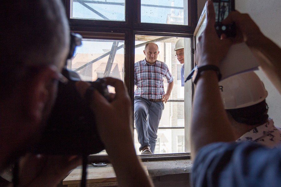 Wizyta marszałka Piotra Całbeckiego w przebudowywanym pałacu Dąmbskich, fot. Szymon Zdziebło/tarantoga.pl