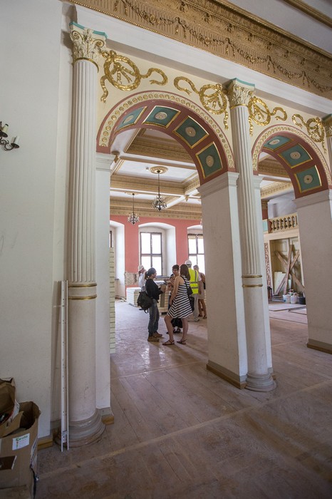 Wizyta marszałka Piotra Całbeckiego w przebudowywanym pałacu Dąmbskich, fot. Szymon Zdziebło/tarantoga.pl