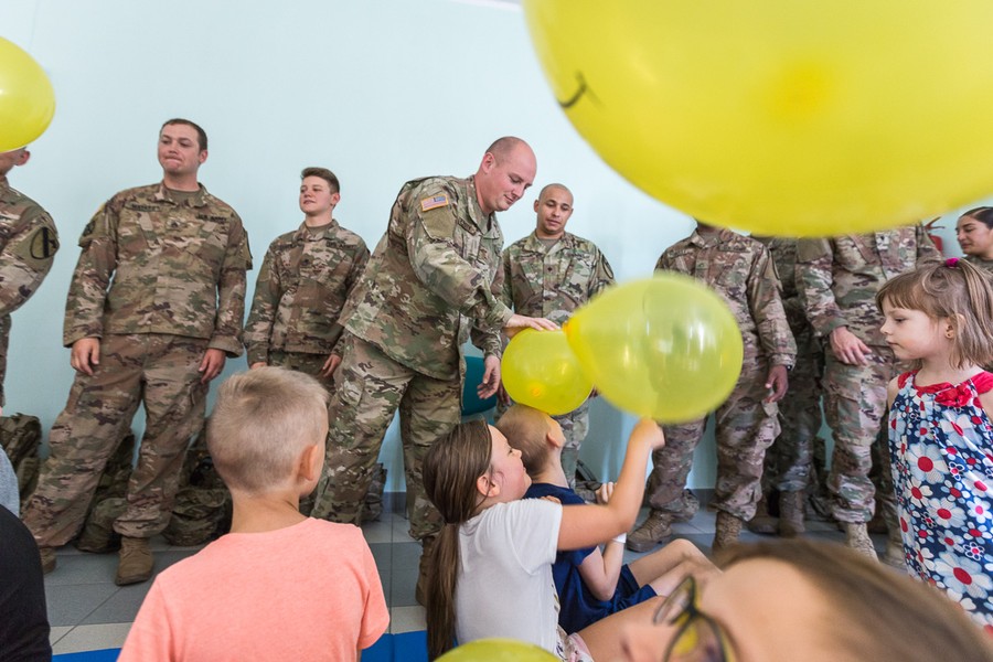 Spotkanie żołnierzy z małymi pacjentami Wojewódzkiego Szpitala Zespolonego w Toruniu, fot. Szymon Zdziebło/Tarantoga.pl