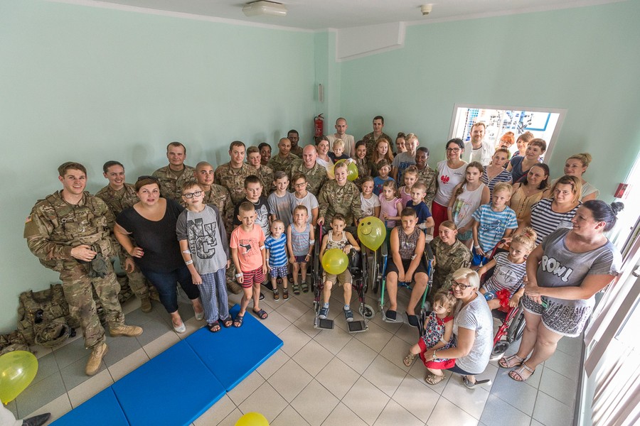 Spotkanie żołnierzy z małymi pacjentami Wojewódzkiego Szpitala Zespolonego w Toruniu, fot. Szymon Zdziebło/Tarantoga.pl