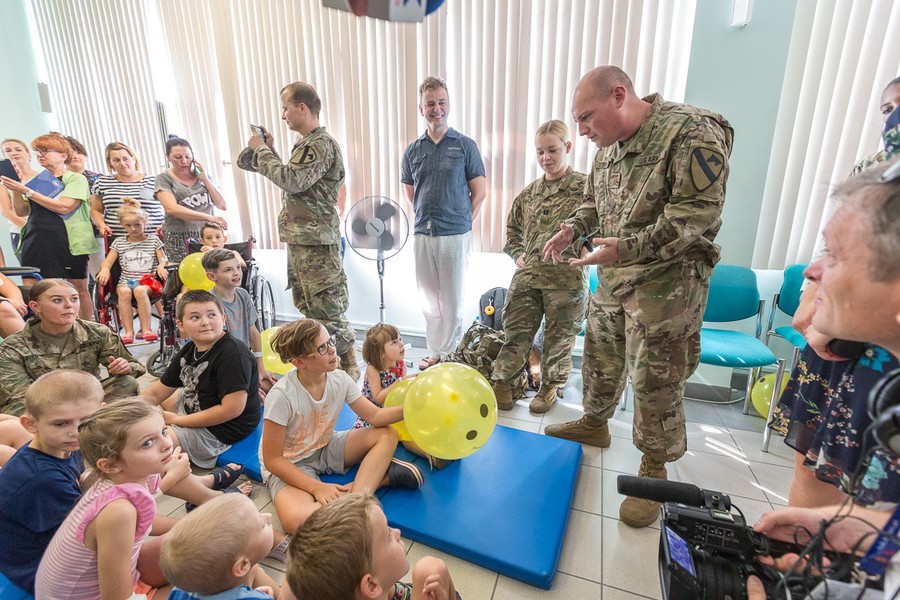 Spotkanie żołnierzy z małymi pacjentami Wojewódzkiego Szpitala Zespolonego w Toruniu, fot. Szymon Zdziebło/Tarantoga.pl
