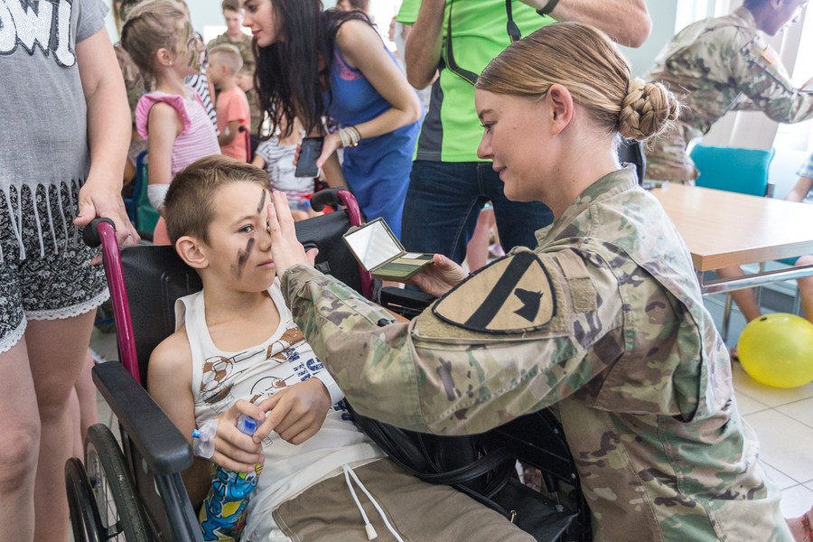 Spotkanie żołnierzy z małymi pacjentami Wojewódzkiego Szpitala Zespolonego w Toruniu, fot. Szymon Zdziebło/Tarantoga.pl