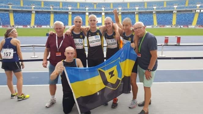 Zwycięska sztafeta 4x400 chłopców; stoją od lewej: trener Stanisław Olczyk, Mikołaj Brodzik, Dawid Kaszyński, Adam Ślaziński, Jędrzej Ksepka, trener Sylwester Niebudek; klęczy Kacper Zamiatowski, fot. Zawisza Bydgoszcz