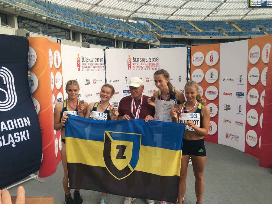 Zwycięska sztafeta 4x400 dziewcząt; stoją od lewej: Natalia Orszagh, Wiktoria Trzcińska, trener Stanisław Olczyk, Zuzanna Kogut, Noemi Ciurkot, fot. Zawisza Bydgoszcz