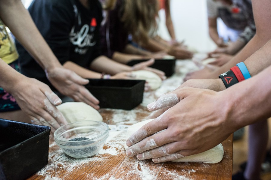 Wypiekanie chleba w Wiosce Chlebowej w Janiej Górze (powiat świecki), fot. Tymon Markowski