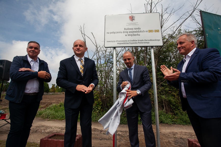 Uroczystość otwarcia ronda w Więcborku, fot. Filip Kowalkowski dla UMWKP