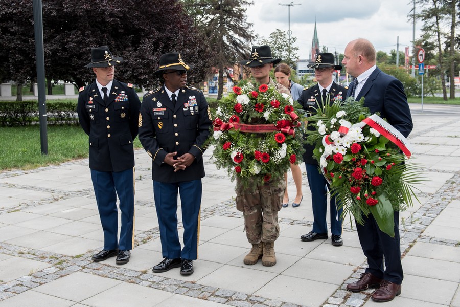 złożenie kwiatów pod Pomnikiem Artylerzystów, fot. Łukasz Piecyk