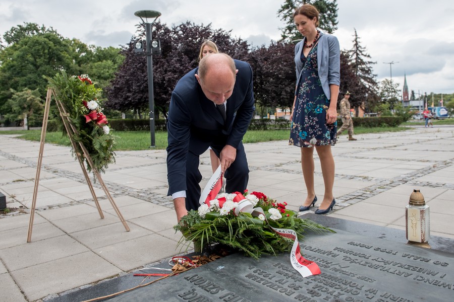 złożenie kwiatów pod Pomnikiem Artylerzystów, fot. Łukasz Piecyk