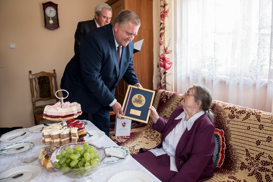 Wizyta członka zarządu województwa Sławomira Kopyścia i radnego Stanisława Pawlaka w domu Heleny Bett, fot. Łukasz Piecyk