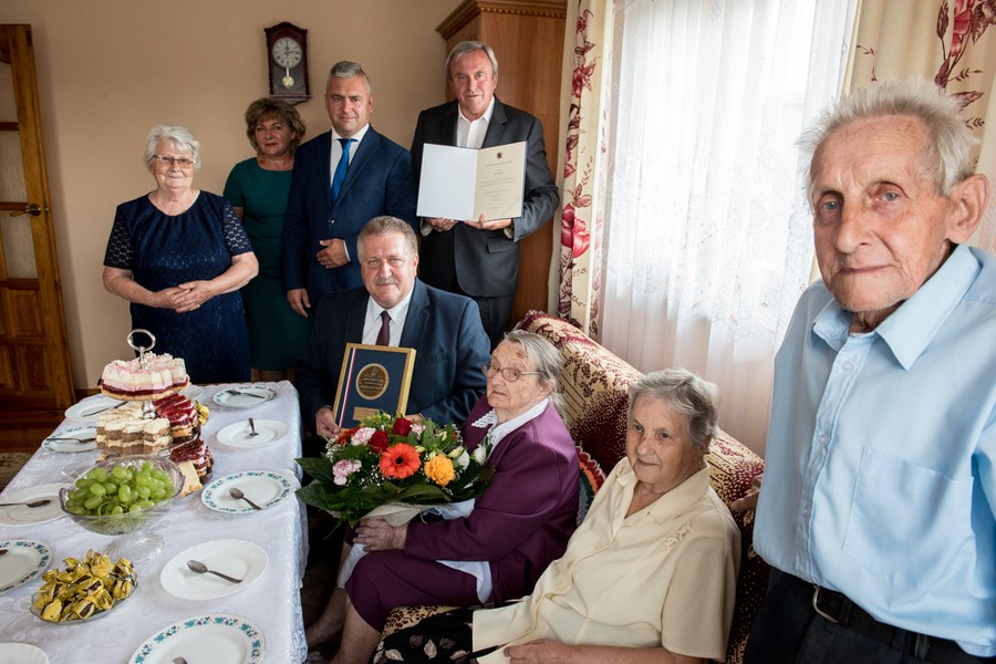 Wizyta członka zarządu województwa Sławomira Kopyścia i radnego Stanisława Pawlaka w domu Heleny Bett, fot. Łukasz Piecyk