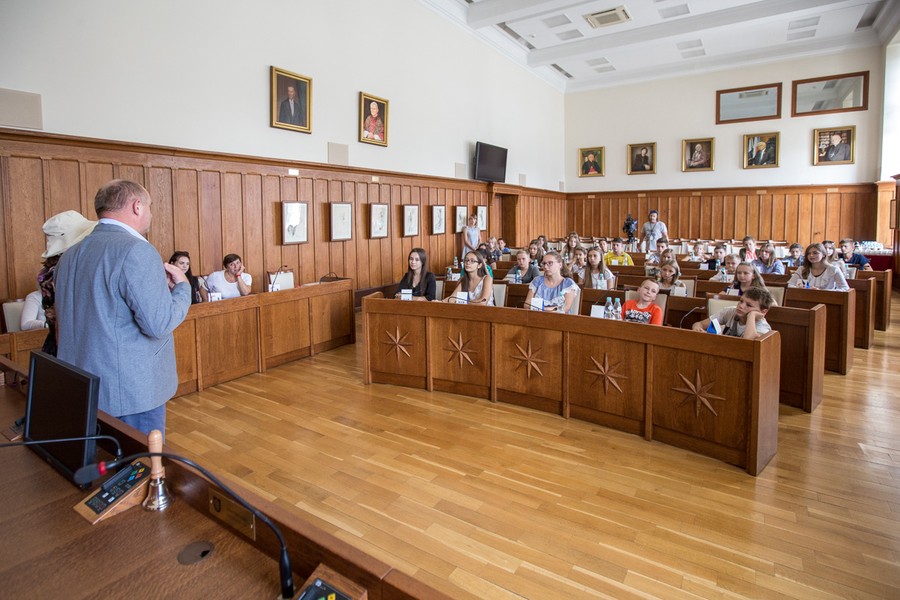 Wizyta dzieci i młodzieży z Ukrainy – spotkanie z marszałkiem, fot. Szymon Ździebło / Tarangotga.pl