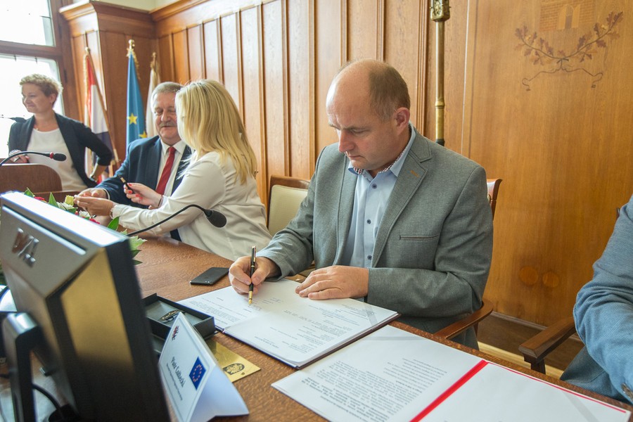 Ceremonia podpisania umowy z wykonawcą, fot. Szymon Zdzieblo/tarantoga.pl dla UMWKP