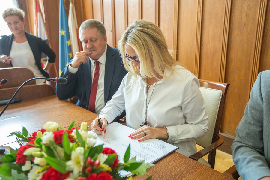 Ceremonia podpisania umowy z wykonawcą, fot. Szymon Zdzieblo/tarantoga.pl dla UMWKP