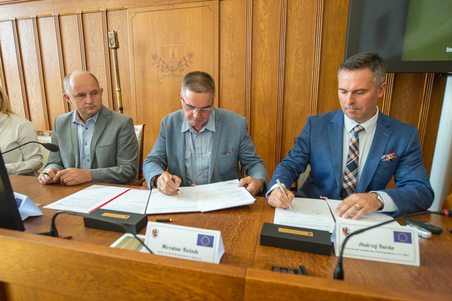 Ceremonia podpisania umowy z wykonawcą, fot. Szymon Zdzieblo/tarantoga.pl dla UMWKP