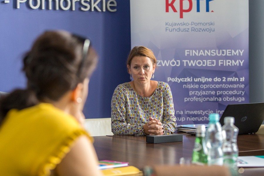 Podpisy na umowie uruchamiającej pożyczki złożyły prezes KPFR Kamila Radziecka i prezes KPFP Agnieszka Wasita, fot. Szymon Zdziebło/tarantoga.pl dla UMWKP