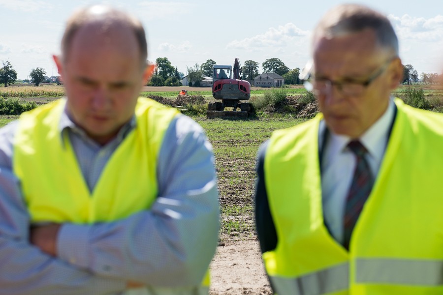 Spotkanie przedstawicieli samorządu województwa i samorządów lokalnych na placu budowy drogi nr 548, fot. Łukasz Piecyk